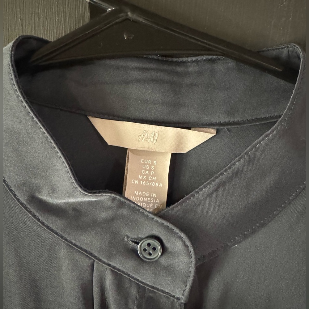 H&M button down blouse - Picture 2 of 3